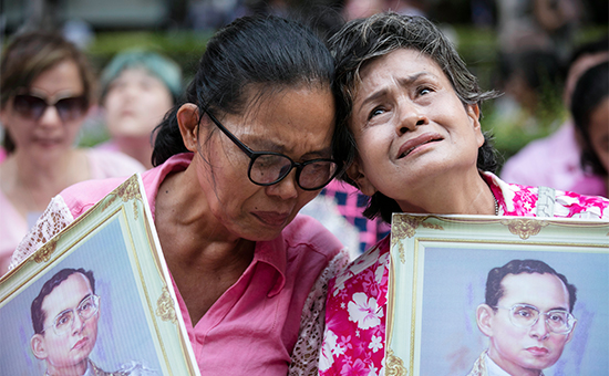 Тайцы молятся о короле&nbsp;Пумипоне Адульядете возле больницы&nbsp;


