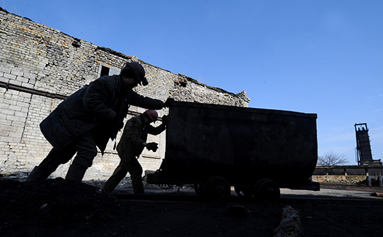 Горняки на территории шахты имени Челюскинцев в Донецке


