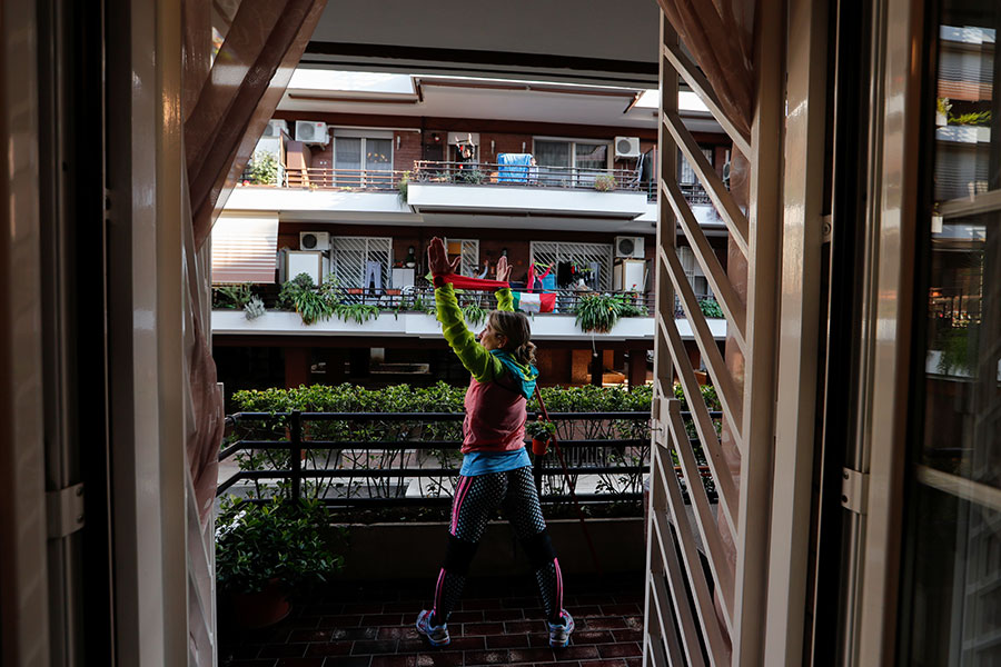 Тренер Антониетта Орсини проводит разминку&nbsp;для своих соседей на балконе. Рим
&nbsp;
