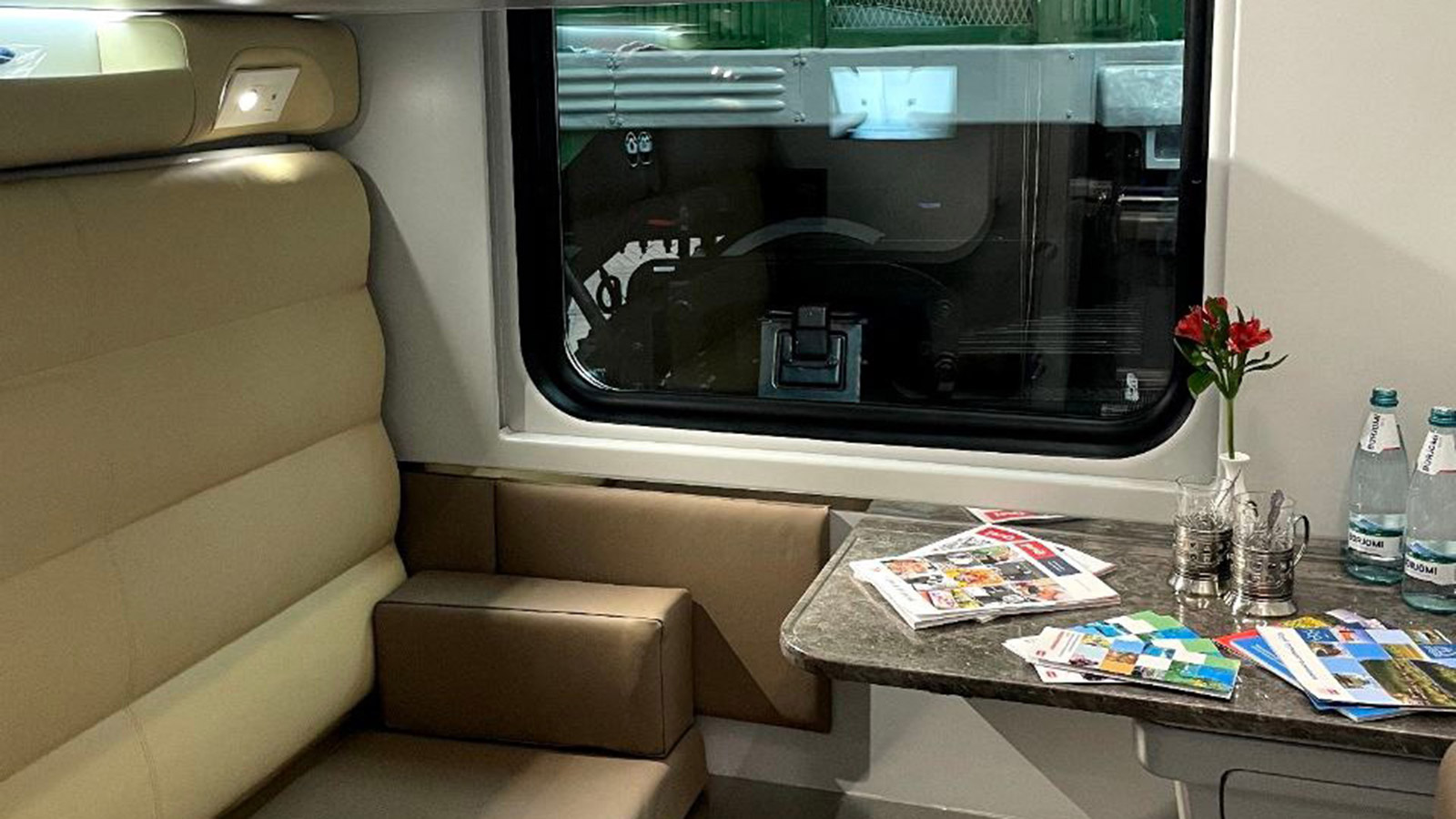 <p>Федеральная пассажирская компания (&laquo;дочка&raquo; РЖД) представила полноразмерный макет нового вагона класса СВ</p>