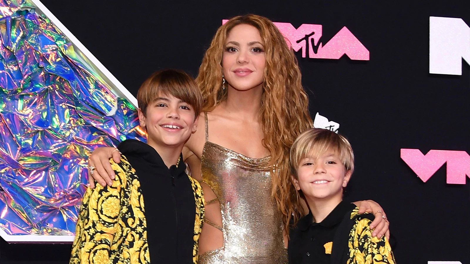 <p>Шакира с сыновьями Миланом и Сашей на дорожке премии&nbsp;MTV VMA</p>