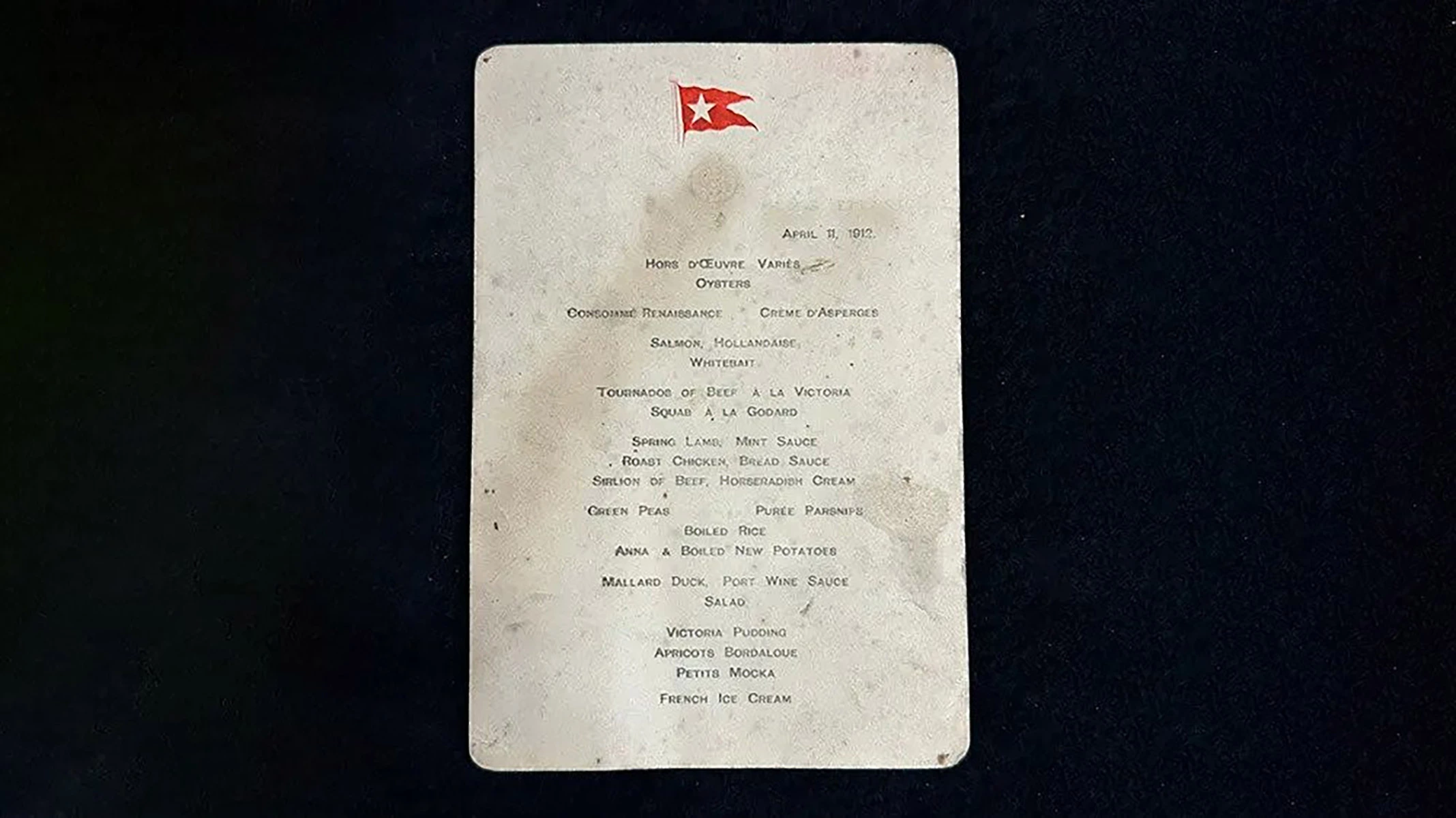 <p>Меню пассажиров первого класса &quot;Титаника&quot;, датированное 11 апреля 1912 года.&nbsp; На листке видны разводы от воды</p>