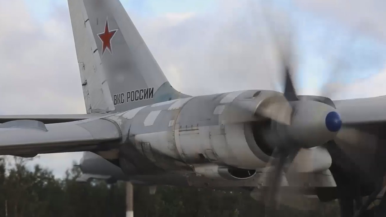Ракетоносцы Ту-95МС совершили четырехчасовой полет над Баренцевым морем