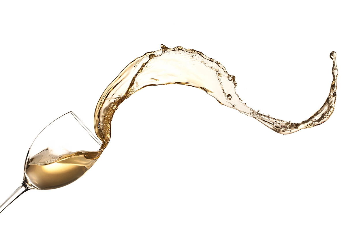 В Испании большая часть территории перекрыта DO и Vino de la Tierra, допускающими весьма широкие толкования в использовании международных сортов, поэтому, казалось бы, нужды в использовании «деклассификации» нет