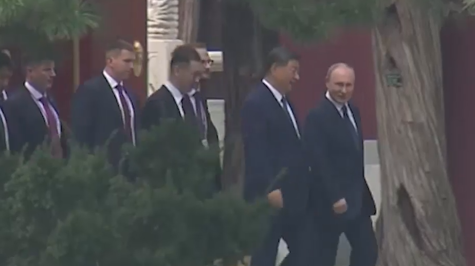 Путин и Си Цзиньпин прогулялись по резиденции. Видео