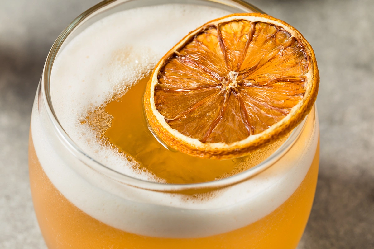 Коктейль, который постепенно превратился в «Виски сауэр», начали готовить еще в 1850-х годах из бренди