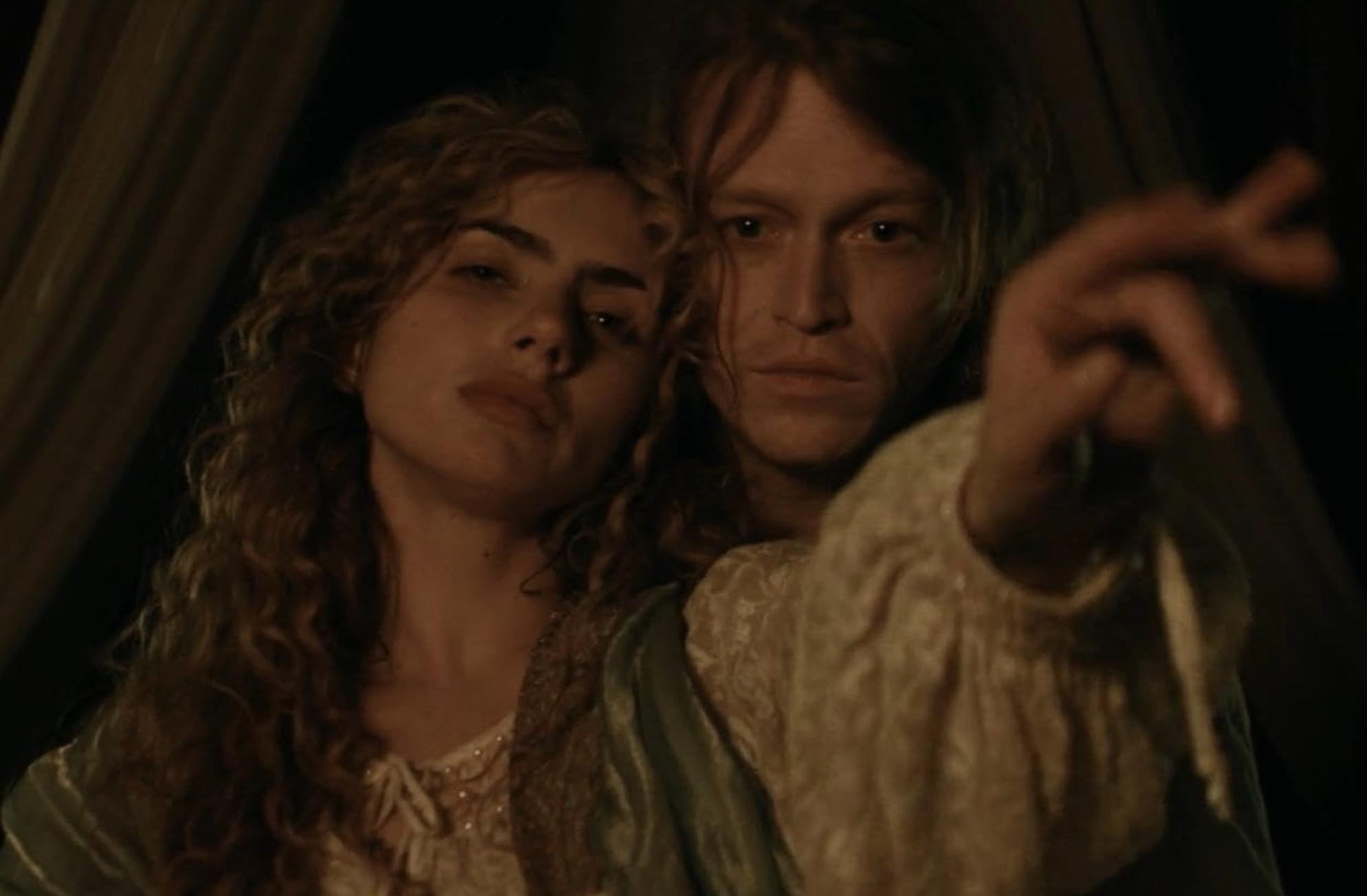 «Дракула».Романтический хоррор от Люка Бессона, переосмыслившего классический сюжет романа Брэма Стокера, — визуально роскошная фреска о любви, которой не страшна разлука в 400 лет. Граф Дракула тут предстает безутешным влюбленным, одержимым идеей вернуть свою жену Элизабету к жизни. Пышное кино с парижскими кружевами, актерским выступлением Калеба Лэндри Джонса (новая муза Бессона), Зои Блю (дочь Розанны Аркетт) и Кристофа Вальца оказалось для зрителей в России настоящим подарком: они с удовольствием сделали ему кассу в более ₽600 млн