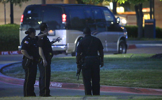 Офицеры полиции на парковке возле выставочного центра, где произошла стрельба