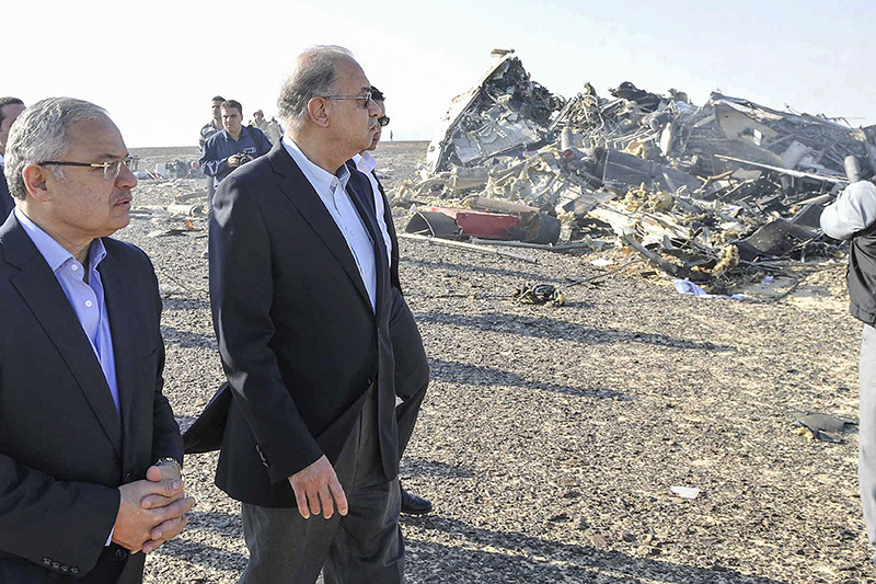 Премьер-министр Египта Шариф Исмаил и министр туризма республики Хишам Зазу (справа налево) рядом с обломками российского А321