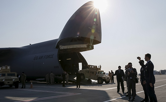 Разгрузка американского грузового самолета в&nbsp;аэропорту Борисполь, март 2015 года