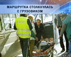В Москве маршрутка столкнулась с грузовиком: пять пострадавших