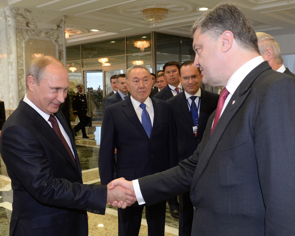 Президенты России и Украины Владимир Путин(слева) и Петр Порошенко(справа)