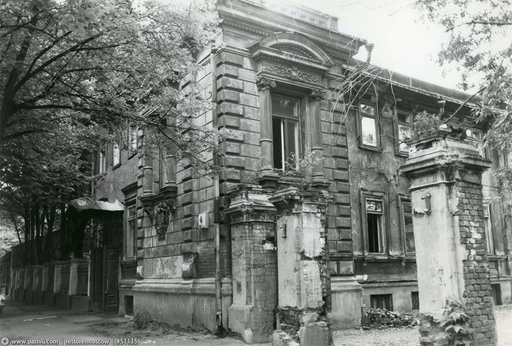 Усадьба торговца резиновыми изделиями Карла Августовича Мейера была построена в конце 1890-х гг. во 2-м Марьинском переулке