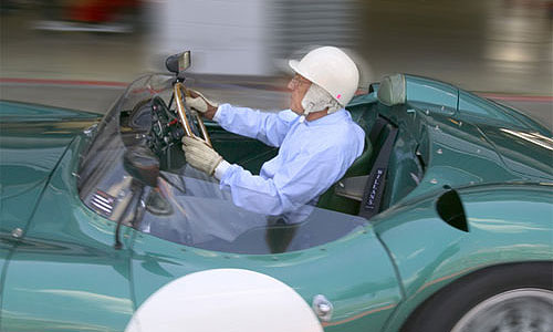 Легендарный автогонщик сэр Стирлинг Мосс за рулем Aston Martin DBR