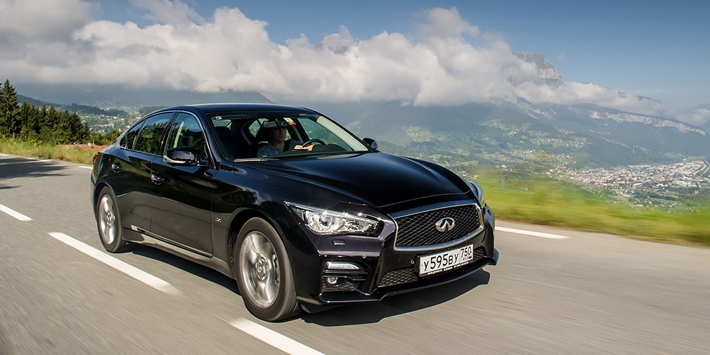 Infiniti Q50

В России японский седан D-класса предлагают с двумя моторами на выбор: мощностью 211 и 405 лошадиных сил. Чаще всего россияне заказывают Q50 с младшим мотором объемом 2,0 литра. В 2018&nbsp;г. модель из-за новых акцизов может подорожать на 100 тыс. рублей.
