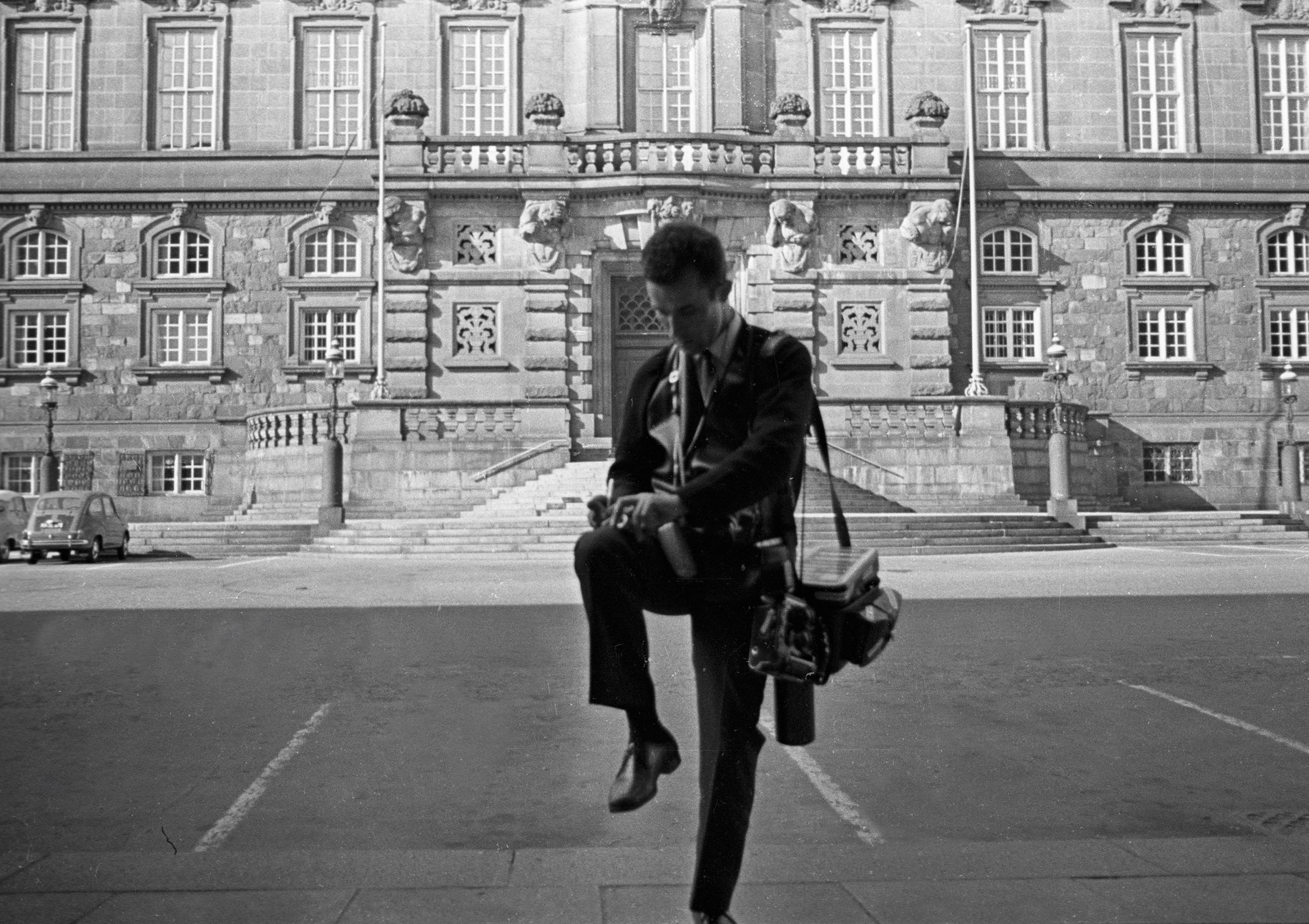 Юрий Абрамочкин делает заметки на память&nbsp;у здания парламента в Копенгагене. Сентябрь 1967 года
