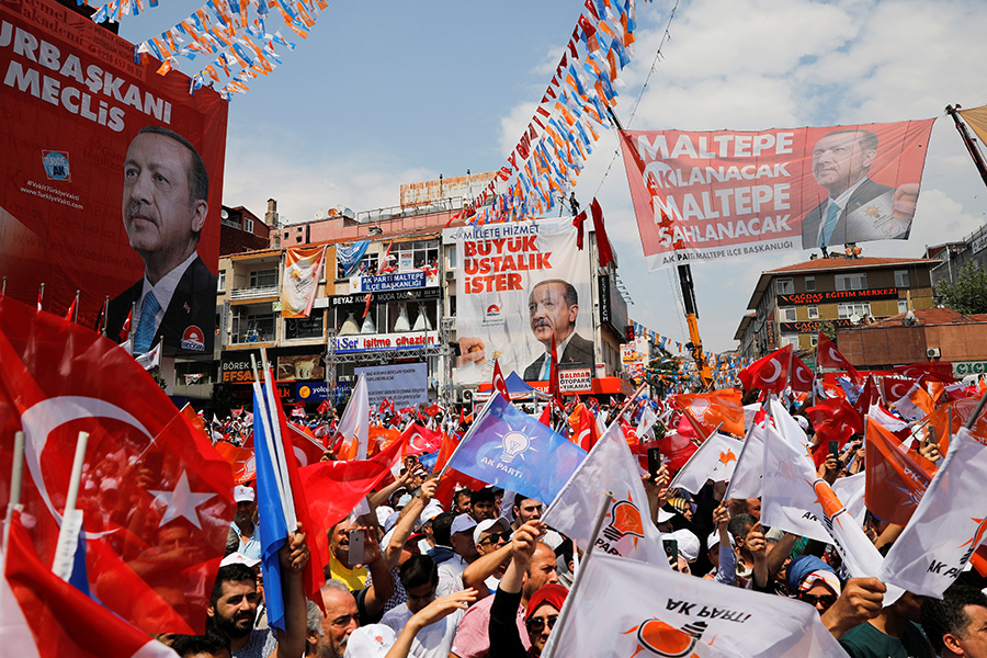 Сторонники Реджепа Эрдогана на&nbsp;предвыборном митинге в Стамбуле, Турция. 22 июня 2018 года