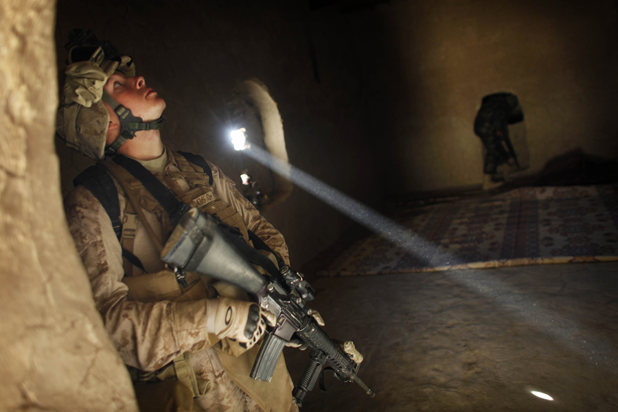 Американский военный осматривает дом во время операции в районе Гармсир провинции Гильменд