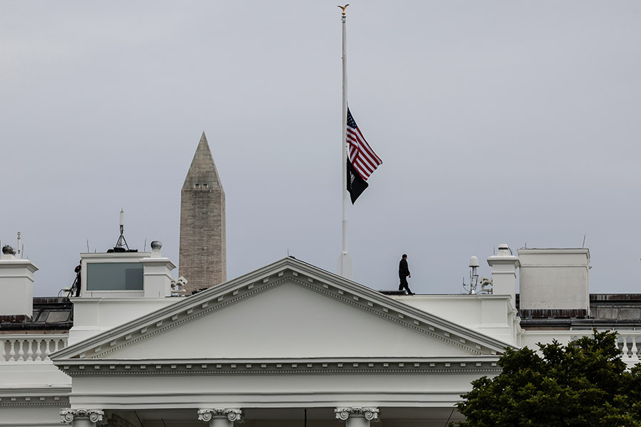 Президент США распорядился приспустить флаги над всеми правительственными зданиями в память о погибших.