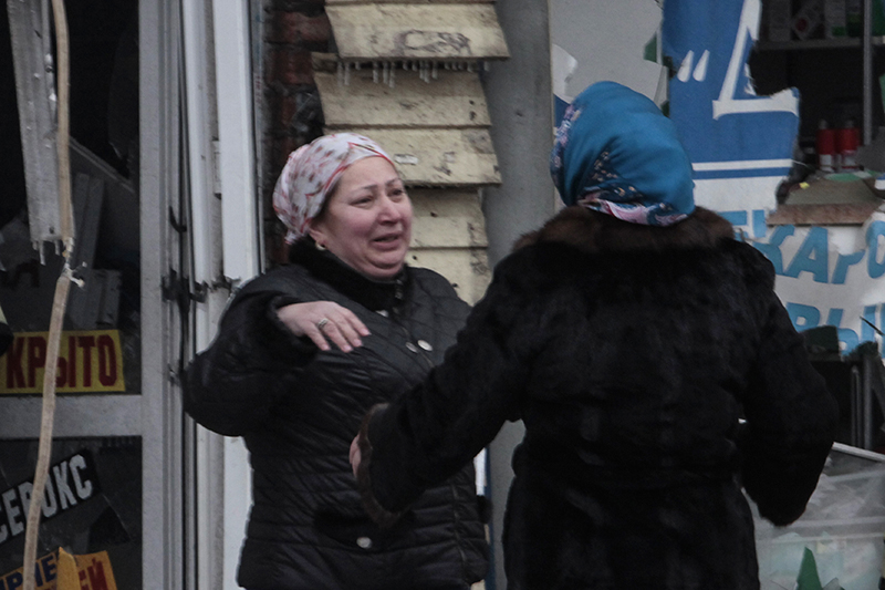 Жительницы Грозного у рыночного павильона, разрушенного в результате контртеррористической операции.