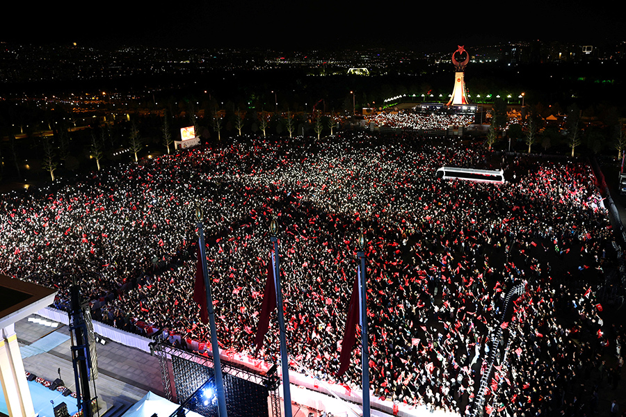 Сторонники президента Турции Реджепа Тайипа Эрдогана в Анкаре, столице страны