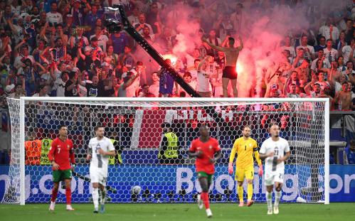 Стюарды избили болельщиков Португалии на матче 1/8 финала Евро