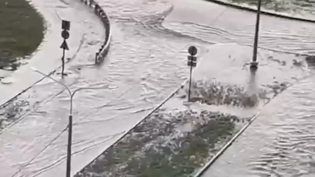В Воронеже затопило улицы после сильного ливня. Видео