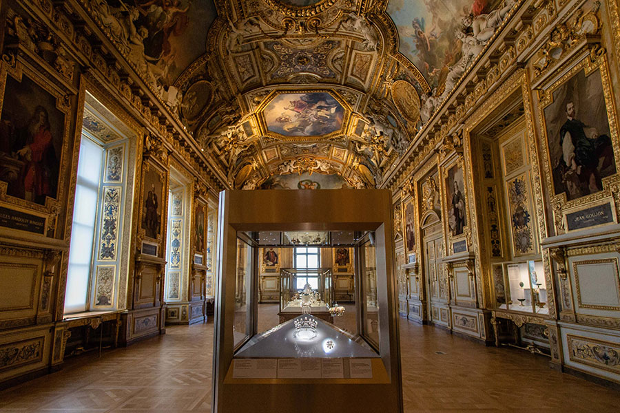 Бриллианты Королевской коллекции в галерее Аполлона в Лувре