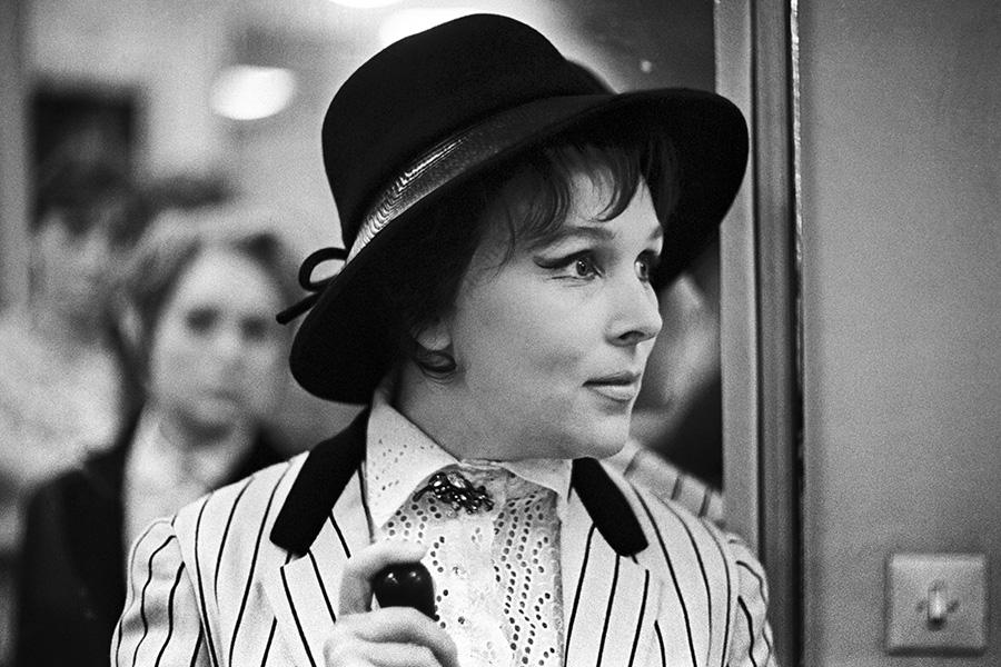 Вера Васильева в роли Жанны Барбье в спектакле по пьесе Льва Славина &laquo;Интервенция&raquo;, Московский академический театр сатиры, 1967 год