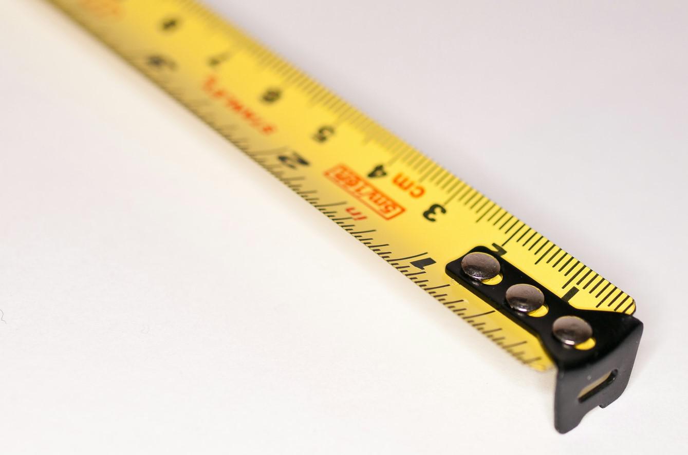 Если проем нестандартный, лучше доверить замеры профессионалам, чтобы избежать ошибок и дополнительных затрат