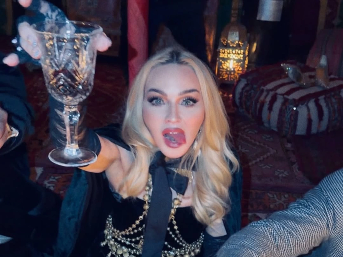 Что в бокалах у звезд: новогодние напитки знаменитостей