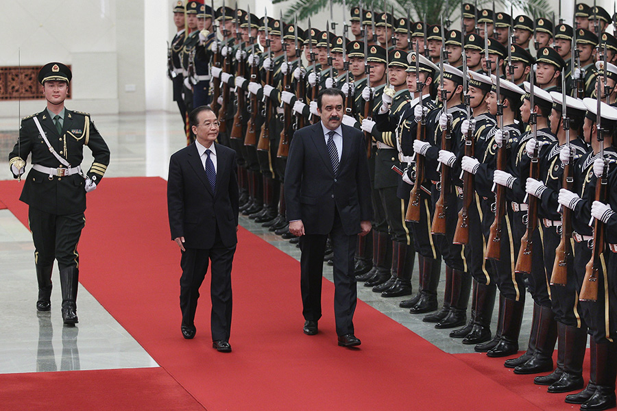 6-й Премьер Госсовета КНР&nbsp;Вэнь Цзябао&nbsp;и Карим Масимов на церемонии приветствия в Доме народных собраний в Пекине, Китай, 31 марта 2012 г.