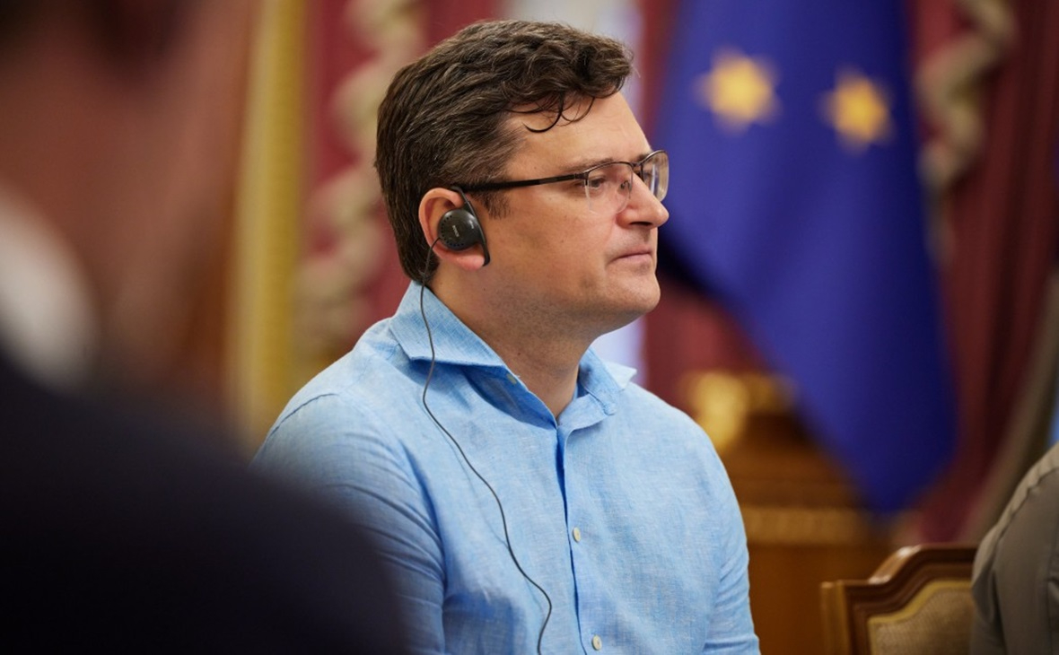 Кулеба пришел на встречу Зеленского с европейскими лидерами с костылем
