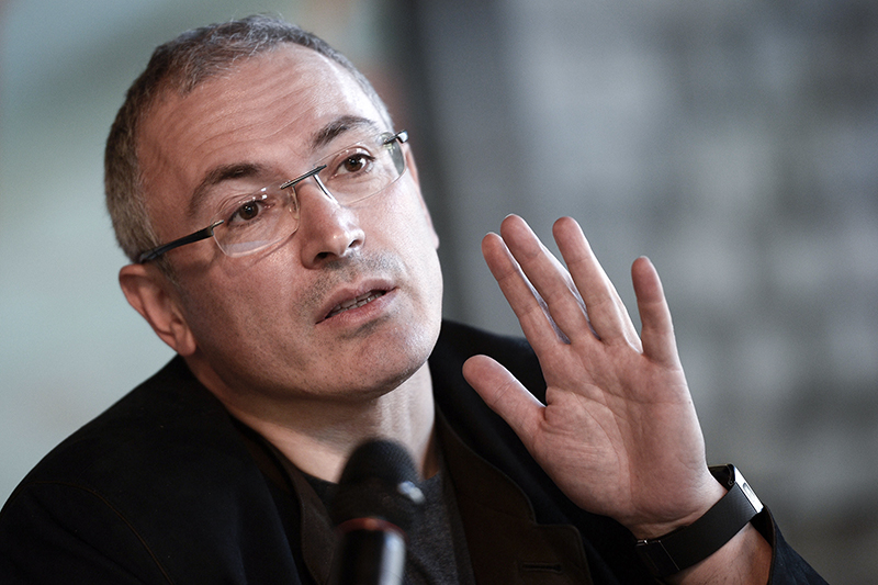 Михаил Ходорковский, бывший акционер ЮКОСа

&nbsp;

Михаил Ходорковский вышел из бюро правления РСПП в октябре 2005 года, спустя ровно два года после своего ареста в октябре 2003 года, по собственному желанию. Предприниматель направил свое заявление после первого суда по делу ЮКОСа, уже отбывая свой срок в одной из читинских колоний. Ходорковский мотивировал свое решение тем, что он больше не является промышленником и предпринимателем, а также не намерен руководить в будущем коммерческими предприятиями и собирается заниматься исключительно общественно-политической деятельностью. Бюро правления РСПП утвердило его отставку в ноябре 2005 года &ndash; комитет союза по международному сотрудничеству, возглавляемый до этого Ходорковским, был передан Виктору Вексельбергу. &laquo;РСПП &ndash; дело добровольное. Лучше уступить место тем, кто хочет работать&raquo;, &ndash; прокомментировал тогда отставку президент РСПП Александр Шохин.