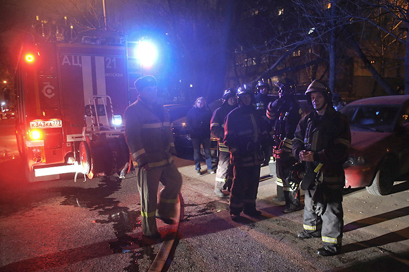 Пожарные у дома на Шелепихинской набережной, где произошла авария из-за перепада давления газа.&nbsp;