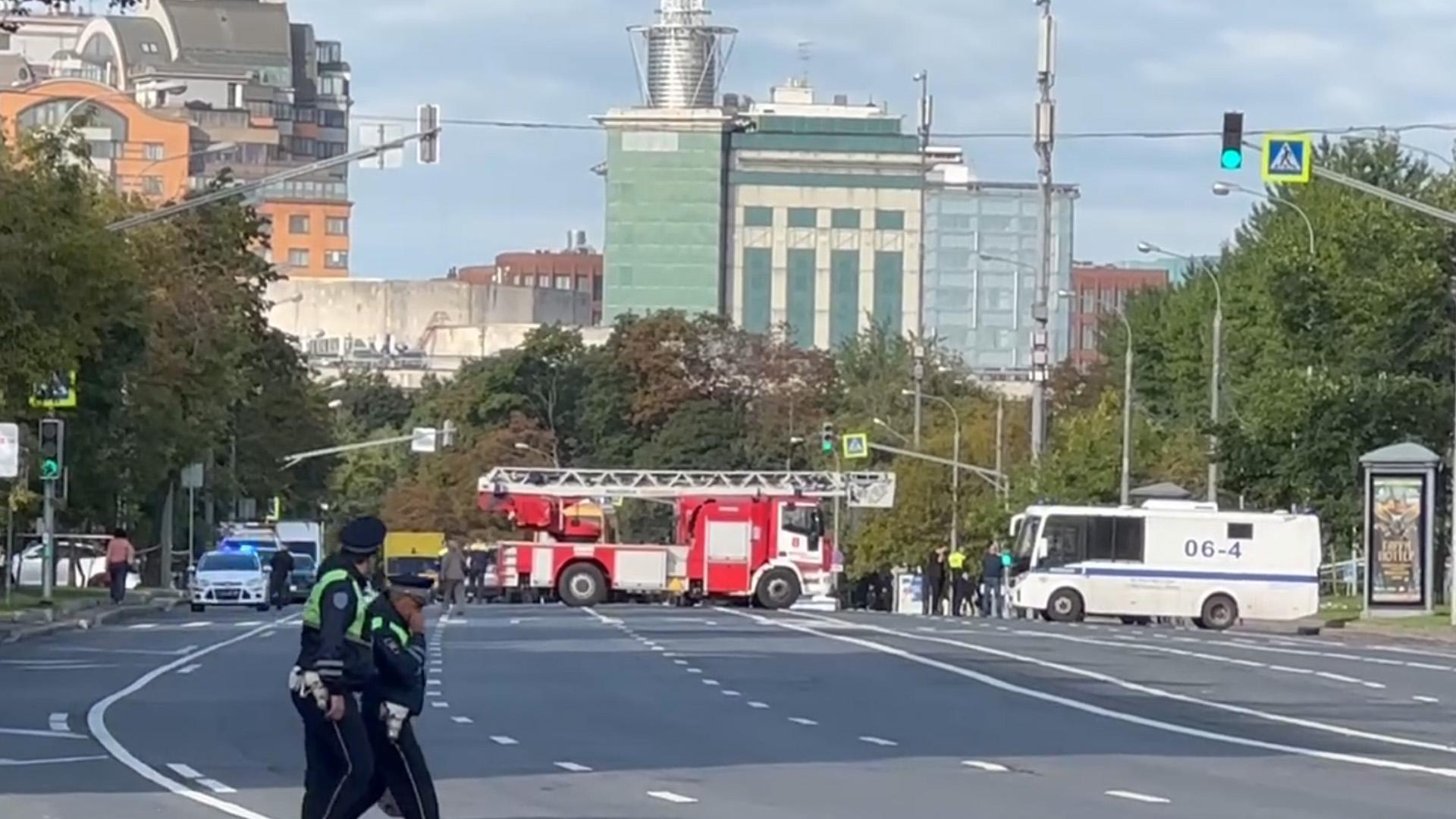 Перекрытие улиц после атаки беспилотников в Москве. Видео