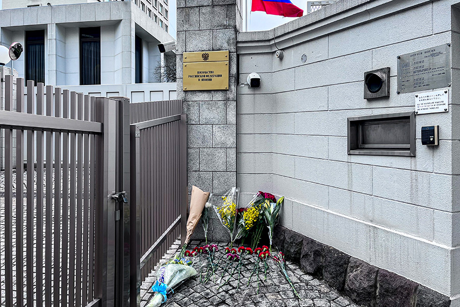 В Японии стихийный мемориал возник у здания&nbsp;посольства России