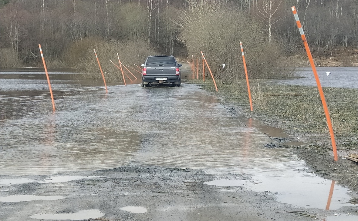 Талые воды затопили единственную дорогу к деревне в Карелии — РБК