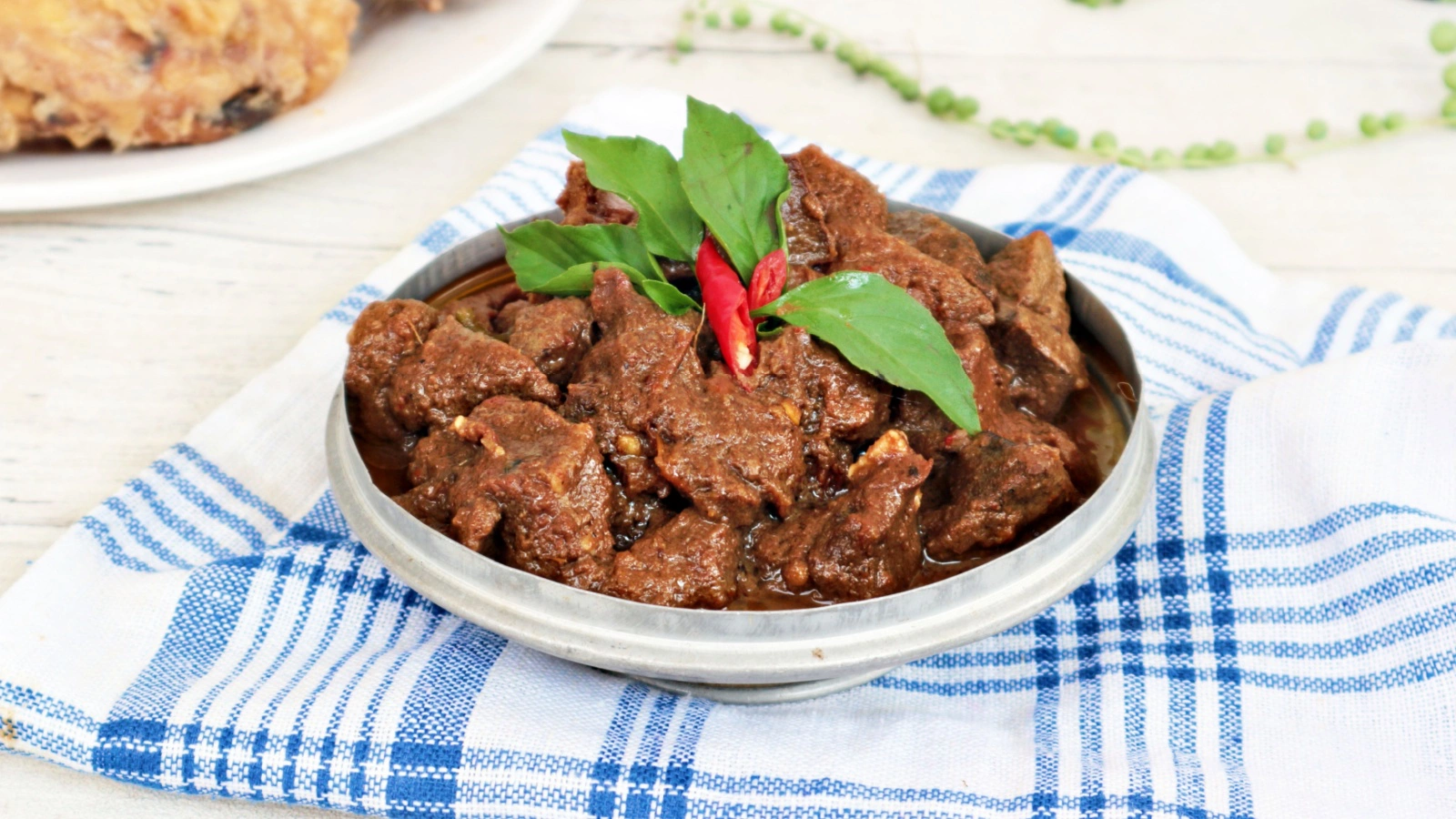 Для насыщенного соуса при тушении добавьте немного горчицы или ложку муки