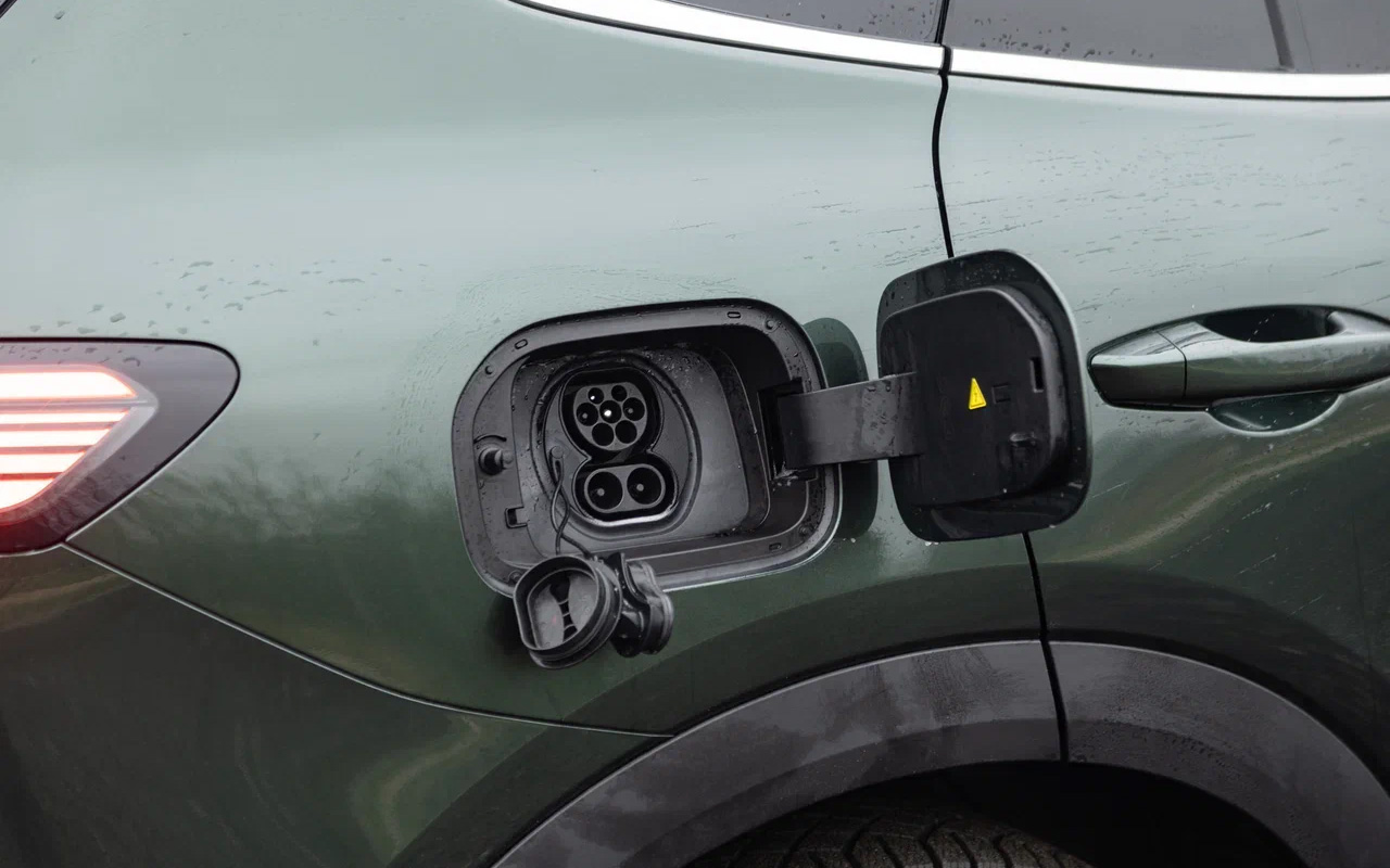 Из-за 400-вольтовой архитектуры зарядка Geely EX5 EM-i по современным меркам требует немало времени. От медленного терминала заряжать литий-железо-фосфатную батарею емкостью 18,4 кВт·ч придется порядка трех часов, от быстрого — менее часа