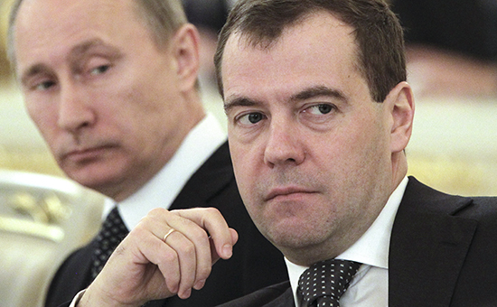 Президент России Владимир Путин и премьер-министр Дмитрий Медведев (справа)