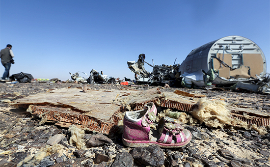 Детский ботиночек на фоне обломков лайнера А321 компании &laquo;Когалымавиа&raquo;, разбившегося в Египте