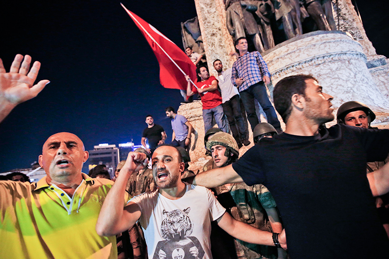 Сторонники турецкого президента Реджепа&nbsp;Эрдогана на площади Таксим в Стамбуле



