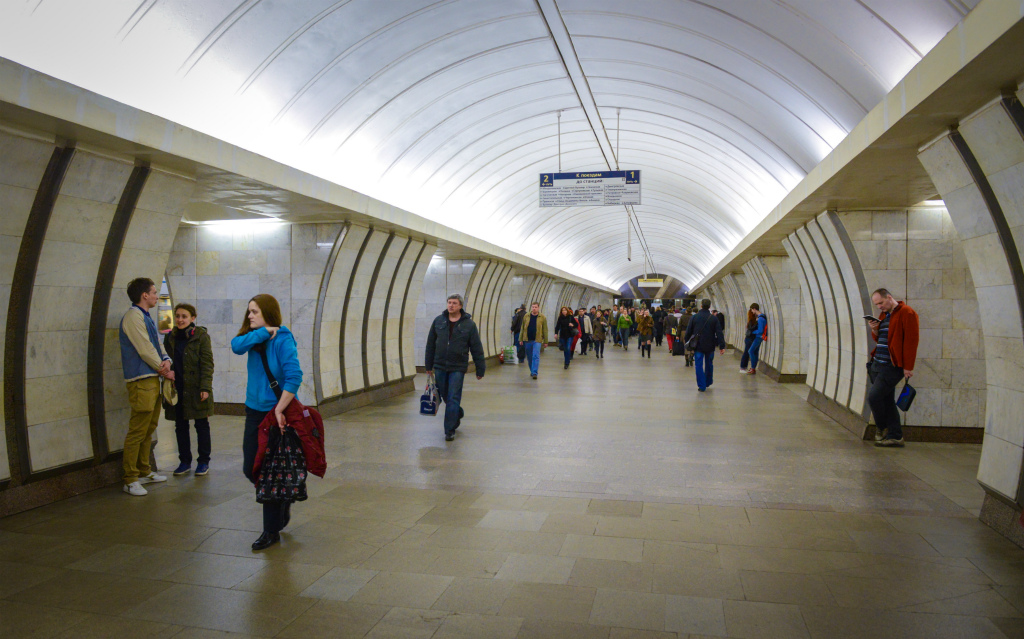 Пассажиры на&nbsp;станции метро &laquo;Савеловская&raquo;