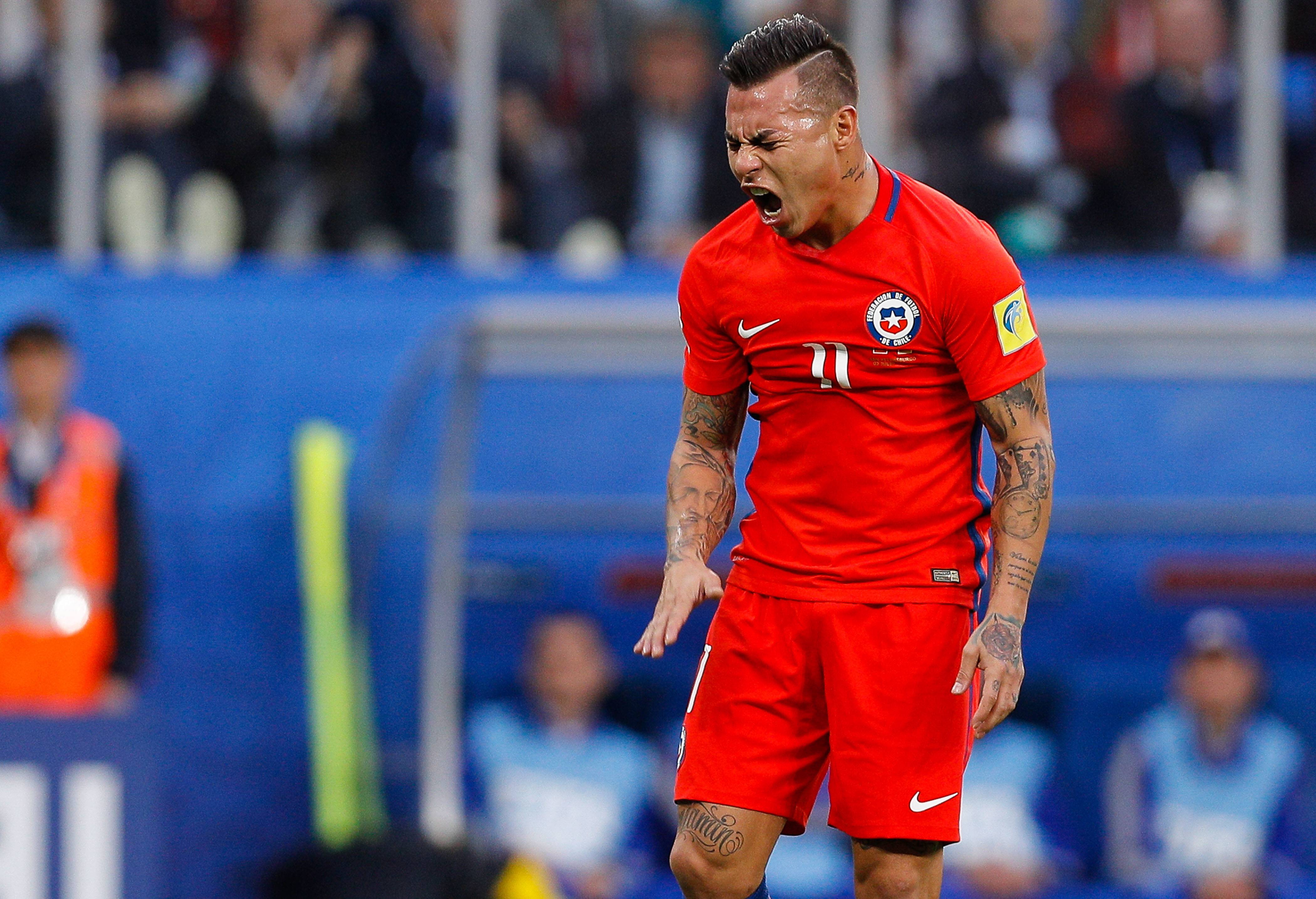 Нападающий сборной Чили Эдуардо Варгас испытывает крайнюю степень разочарования