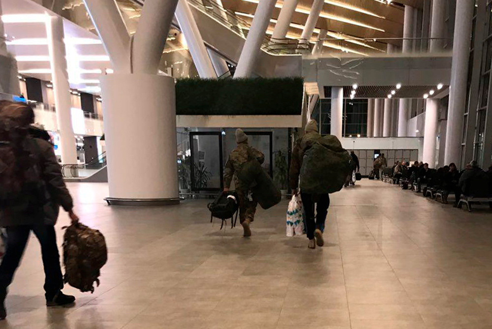 Неизвестные в камуфляже, прибывшие из Сирии в аэропорт&nbsp;Ростова-на-Дону. 26 января 2018 года