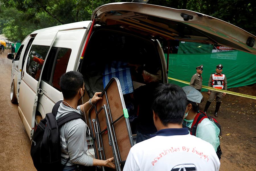 Власти Таиланда предписали журналистам покинуть район вблизи пещеры, в которой заблокированы подростки