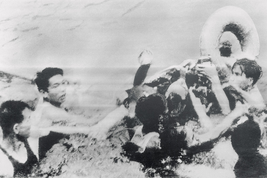 Опубликованная Северным Вьетнамом фотография спасения из озера американского летчика Джона Маккейна, самолет которого был сбит ракетой 26 октября 1967 года