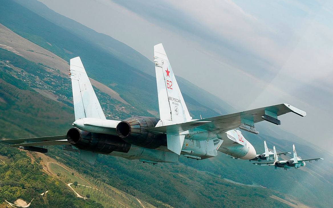 Российский Су-27 провел патрулирование границы из-за бомбардировщика США