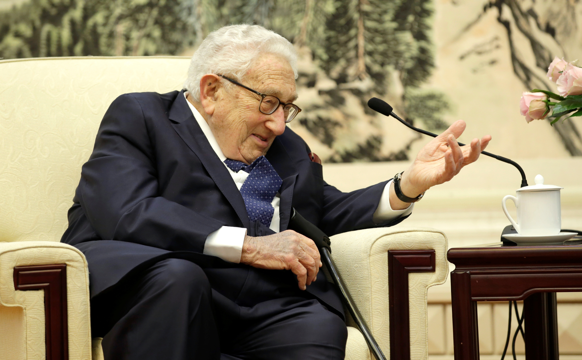 Киссинджер назвал три варианта завершения конфликта на Украине"/>













